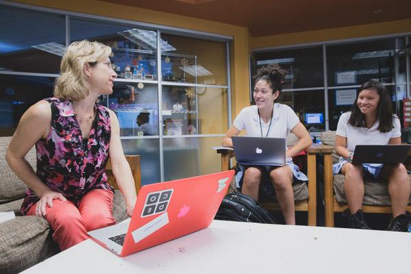 计算机科学 & 工程 Department Chair and teacher 安Greyson teaches a small-group Upper School coding class.